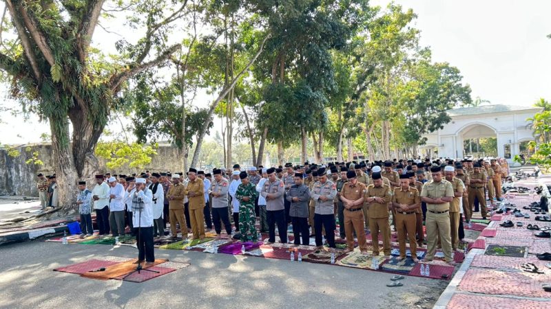 Pemkab Sula Gelar Shalat Istisqa di halaman Istana Daerah Dad Hia Ted Sua. Foto/Diskominfo Sula