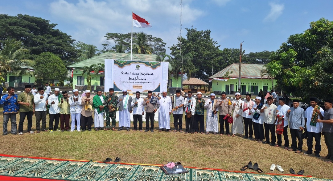 Kemenag Halut gelar shalat Istisqa di depan Kodim 1508/Tobelo.(istimewa)